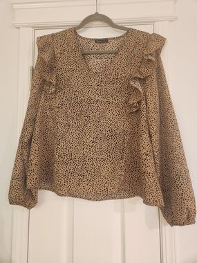 Very J Tan Cheetah Print Ruffle V-Neck Blouse Size Small EUC